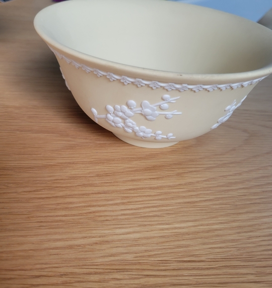 Vtg Wedgwood Jasperware Yellow Primrose White Prunus Footed Bowl 5 3/4” D - Picture 5 of 6